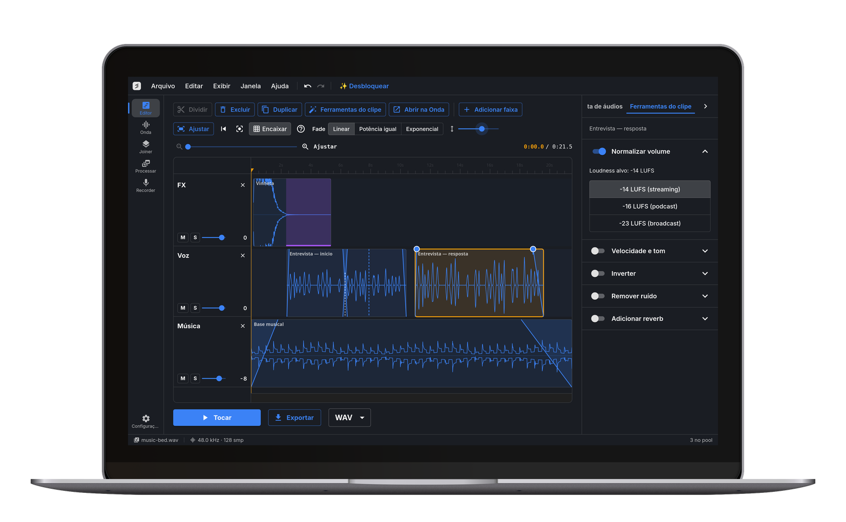 cut.audio Studio no Windows: uma linha do tempo de três faixas com uma entrevista, uma base musical e uma vinheta, e o painel Ferramentas de clipe com a normalização de volume ligada.